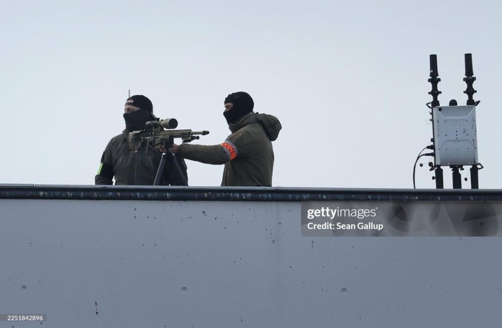 電子戦システムを備えた狙撃チームと対ドローン兵器を備えた警備：ウクライナのヴォロディミル・ゼレンスキー大統領のベルリン訪問に備えて導入された措置。