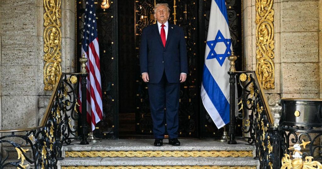 79歳のトランプ氏、慎重に4つの小さなステップを下る