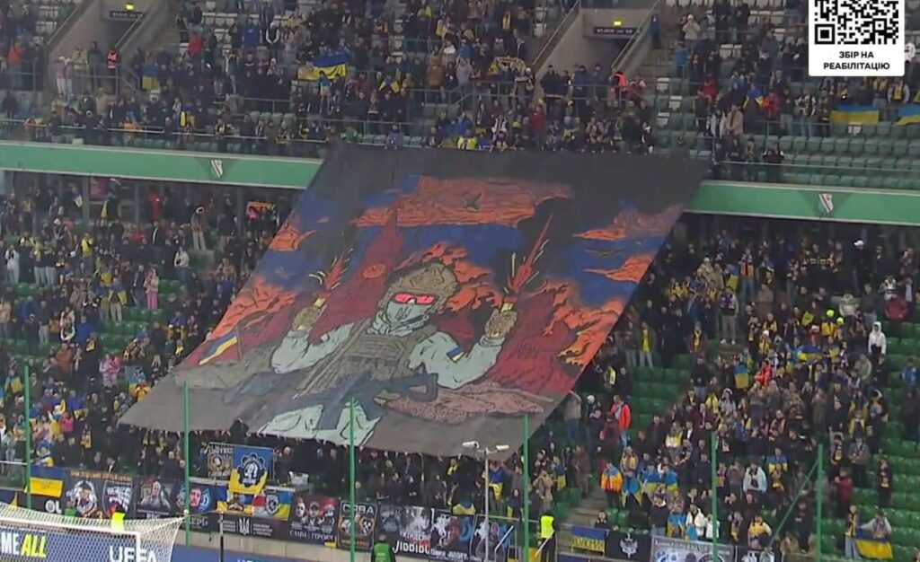 UEFAは「サッカーに政治の余地はない」を言い訳に、下の写真の親ウクライナの横断幕に対しウクライナに1万5000ユーロの罰金を科した