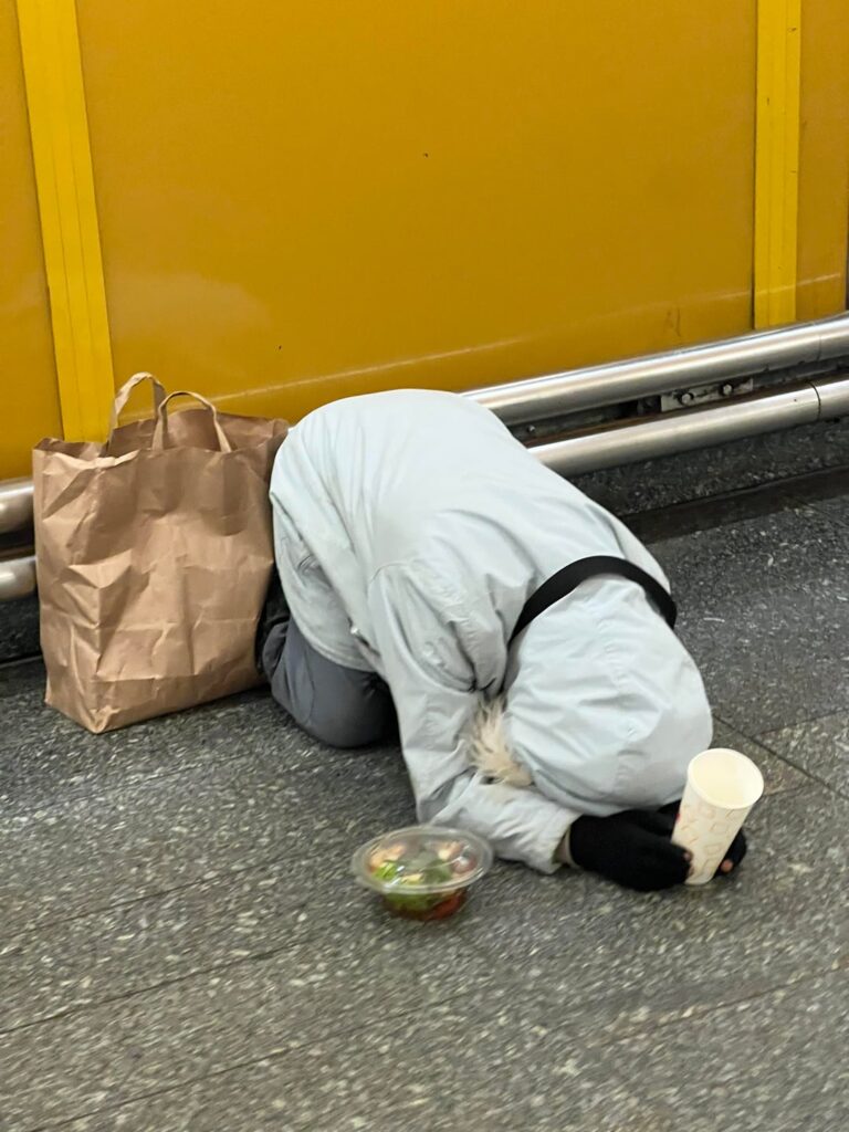 このような厄介な物乞いの集団を効果的に抑制するにはどうすればよいでしょうか?