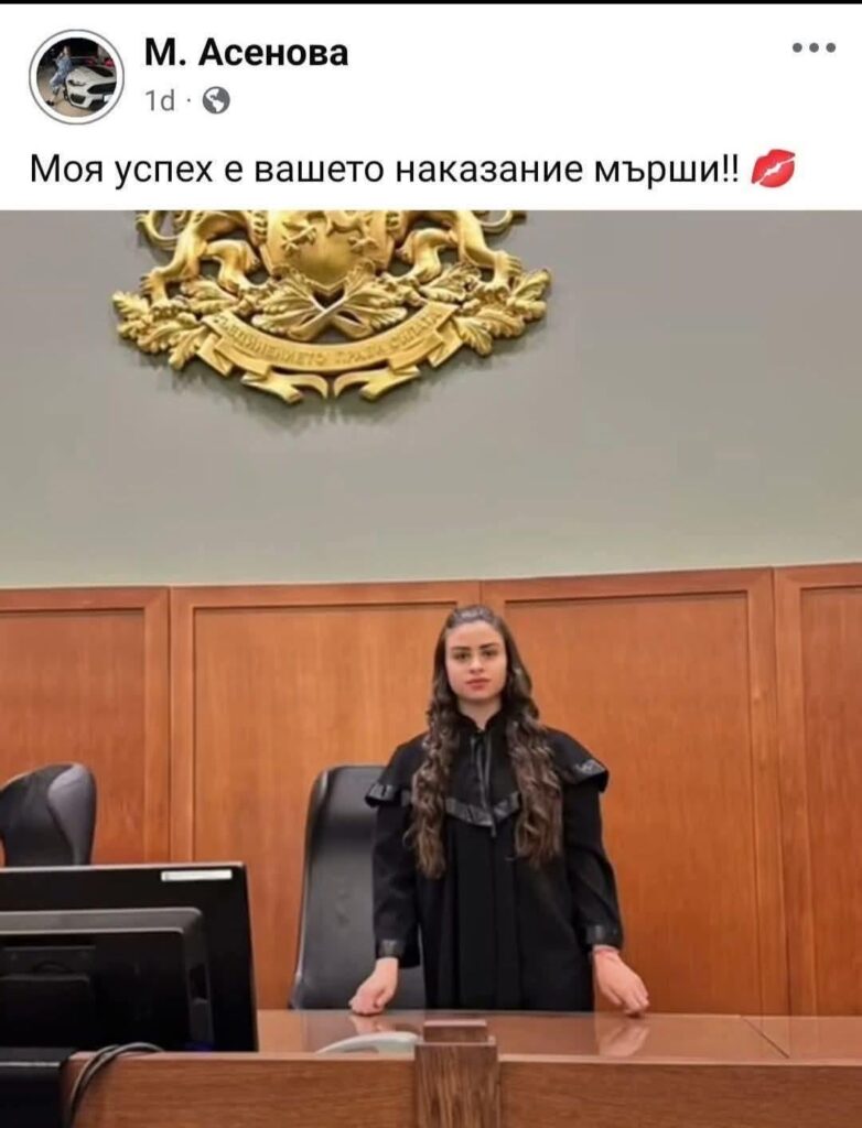 この少女とこの少女がどの法廷で写真に撮られたのか知りたいのですが、彼女はどうやって裁判官のトーガを着てそこにいたのでしょうか?!