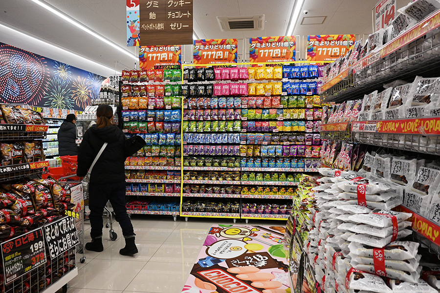 「ロピア 新高店」のお菓子コーナーは天井近くまで商品が並べられている