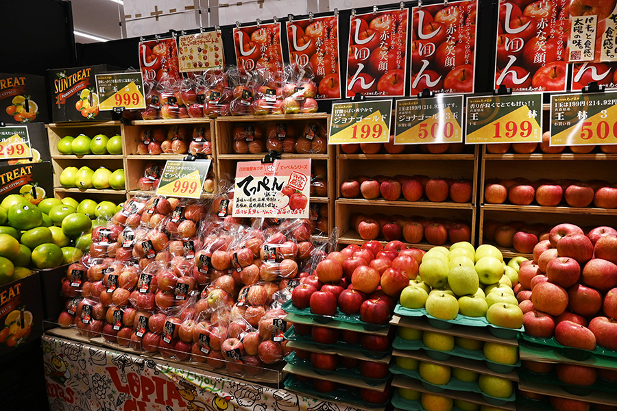 「ロピア 新高店」の入り口付近には「てっぺんりんご」などここだけの商品も