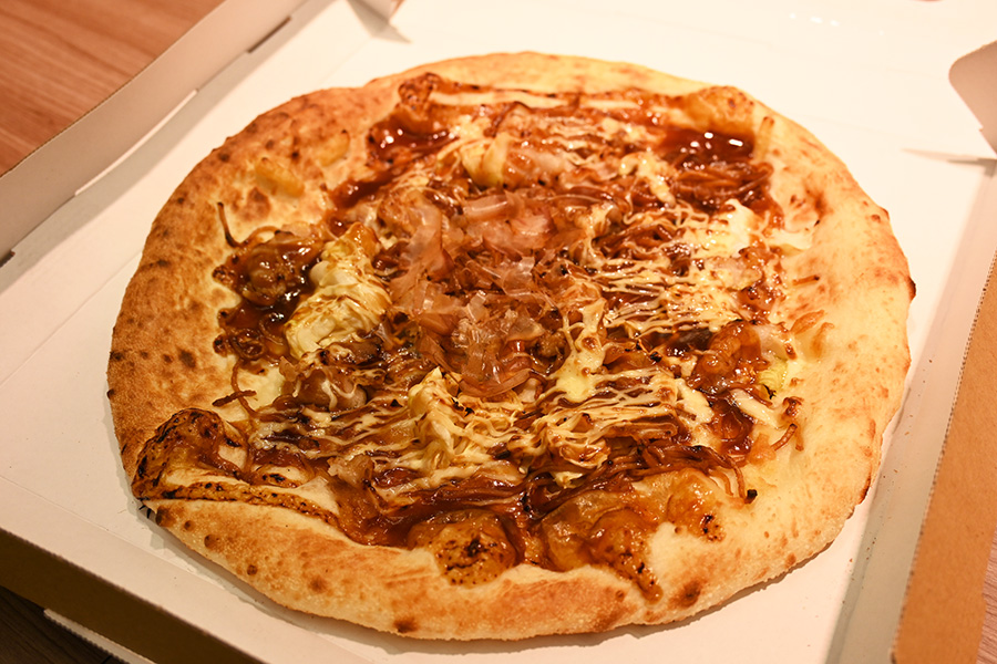 「ロピア 新高店」にて全国初登場したお好み焼きピザ（この日は500円）