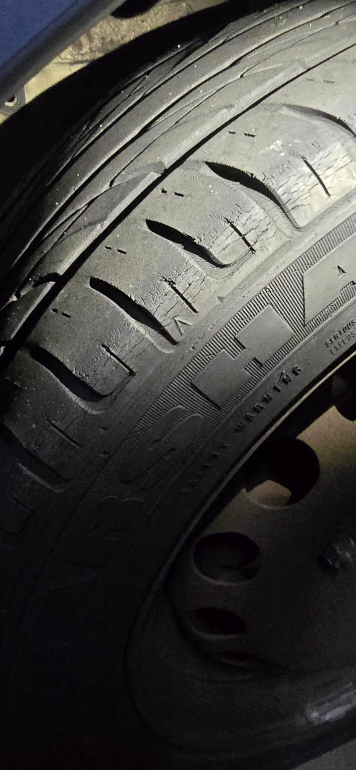母の車に 15 年以上前のタイヤが履かれていたら、私はどうすればよいでしょうか?