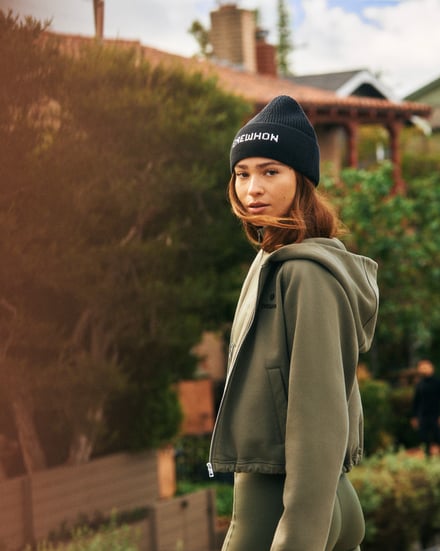 ルルレモンとエレウォンのコラボアイテムを着たモデル