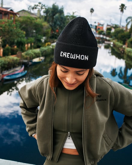 ルルレモンとエレウォンのコラボアイテムを着たモデル