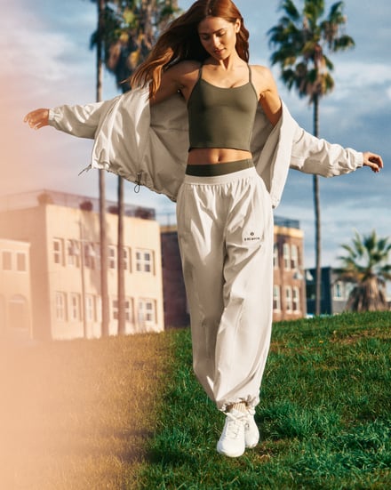 ルルレモンとエレウォンのコラボアイテムを着たモデル