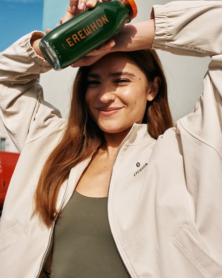 ルルレモンとエレウォンのコラボアイテムを着たモデル