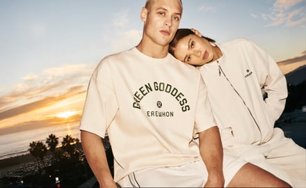 ルルレモンとエレウォンのコラボアイテムを着たモデル