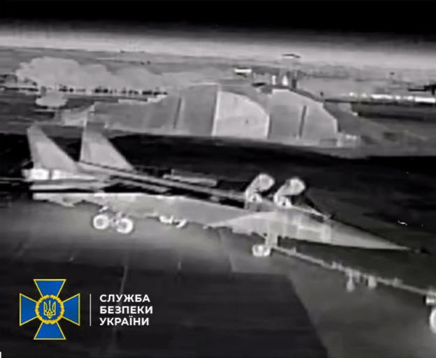 長距離誘導攻撃無人機の視界に入るロシアのMiG-31。