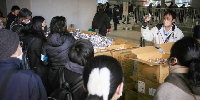 都庁前の食品配布に900人超、「1日1食」で耐える困窮者も…“物価高”深刻な状況続く中、年末年始「炊き出し」各地で実施 - 弁護士JP