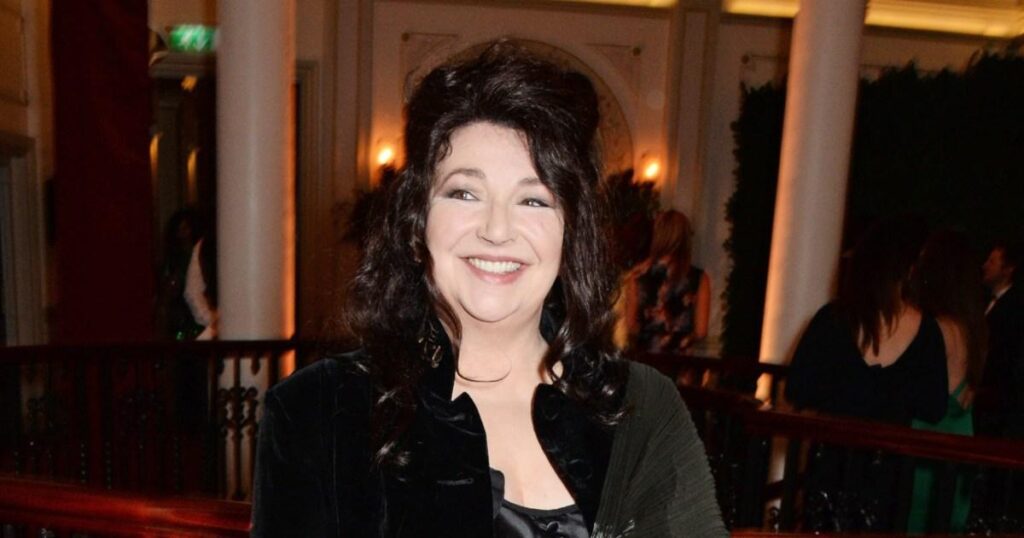 ケイト・ブッシュ、クリスマスの海水浴中に「親愛なる友人」が行方不明になり悲嘆