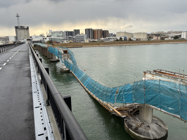 強風などの影響で橋げたのバランスが崩れたか　和歌山市中心部で撤去作業中に川に落下した旧河西橋