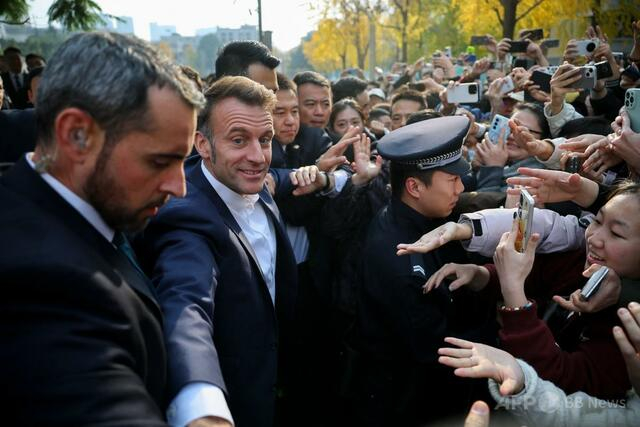 中国の大学、マクロン仏大統領を熱烈大歓迎 ロックスター級