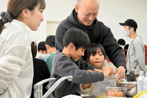 ポリ袋使い調理　親子で楽しく防災学ぶ 神戸学院大でワークショップ