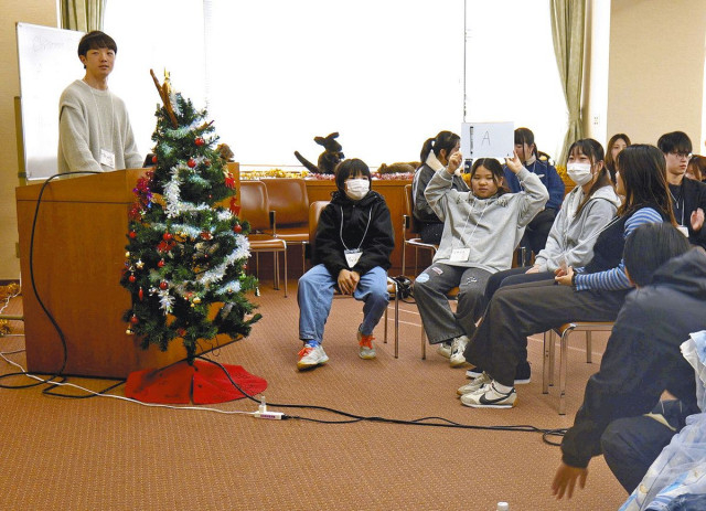 Ｌｅｔ’ｓ ｅｎｊｏｙ クリスマス！　星稜大生と児童 英語で交流会