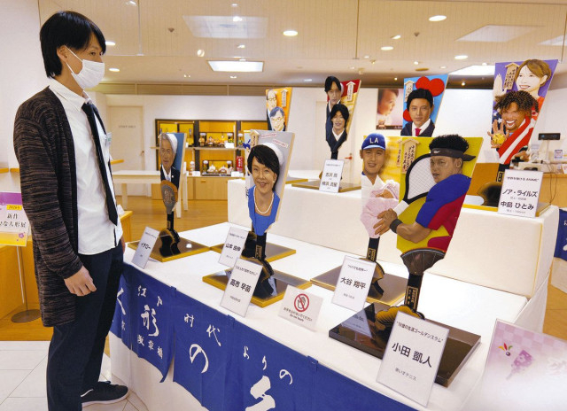 今年の「顔」12人 羽子板に　大和香林坊店で展示