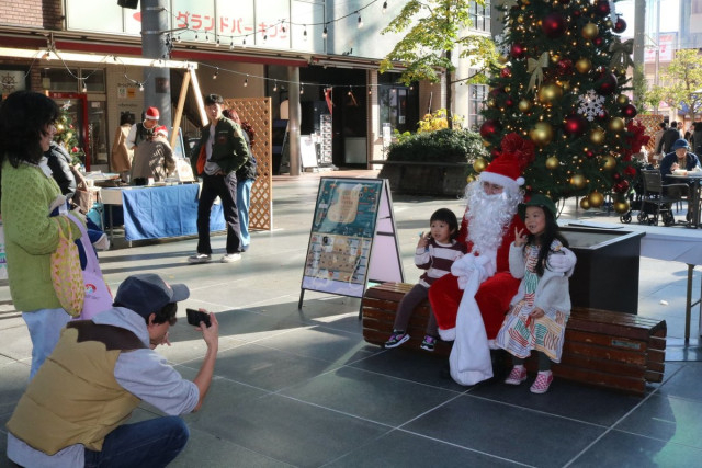 一足早くクリスマス気分　富山県富山市でゼロニイ マーケット、サンタと記念写真