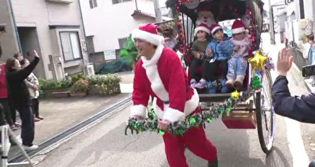 サンタが引く人力車で金沢観光 園児たちが一足早いクリスマス満喫