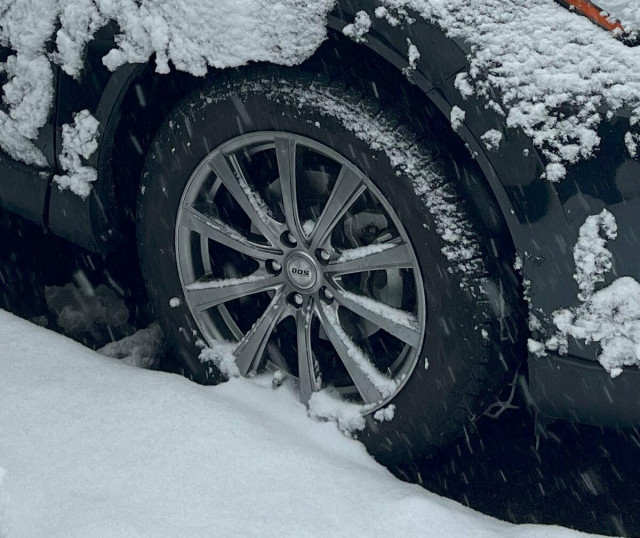 「ブラックアイスバーン」に注意が必要　積雪・凍結路面で