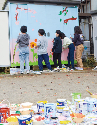 児童が片倉公園彩る 中丸小学校５年２組〈横浜市神奈川区〉