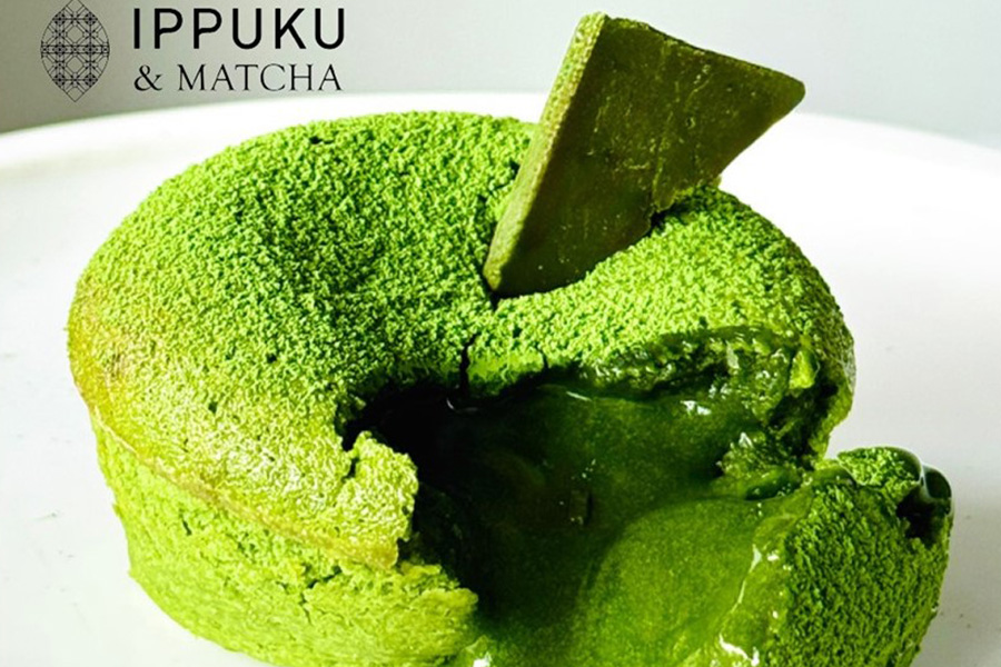 『抹茶クリスマス』に登場する「IPPUKU ＆ MATCHA」の焼き立て！宇治抹茶フォンダンショコラ（1個901円）。毎時15分、販売予定数各20個、イートイン商品