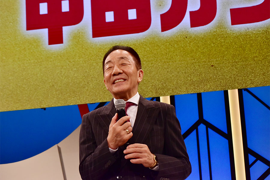 「よしもと漫才劇場」で挨拶をする中田カウス（12月1日 Lmaga.jp撮影）