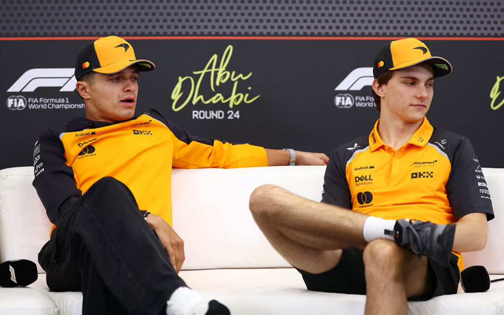 会見に出席するマクラーレンのランド・ノリスとオスカー・ピアストリ、2025年12月4日F1アブダビGPメディアデー（ヤス・マリーナ・サーキット）