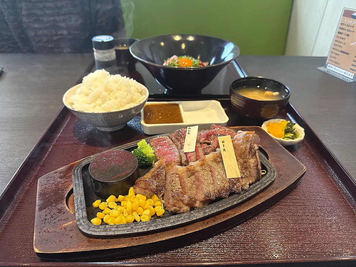 「肉のレストラン中津留」のロース・赤身ステーキコンビ定食①