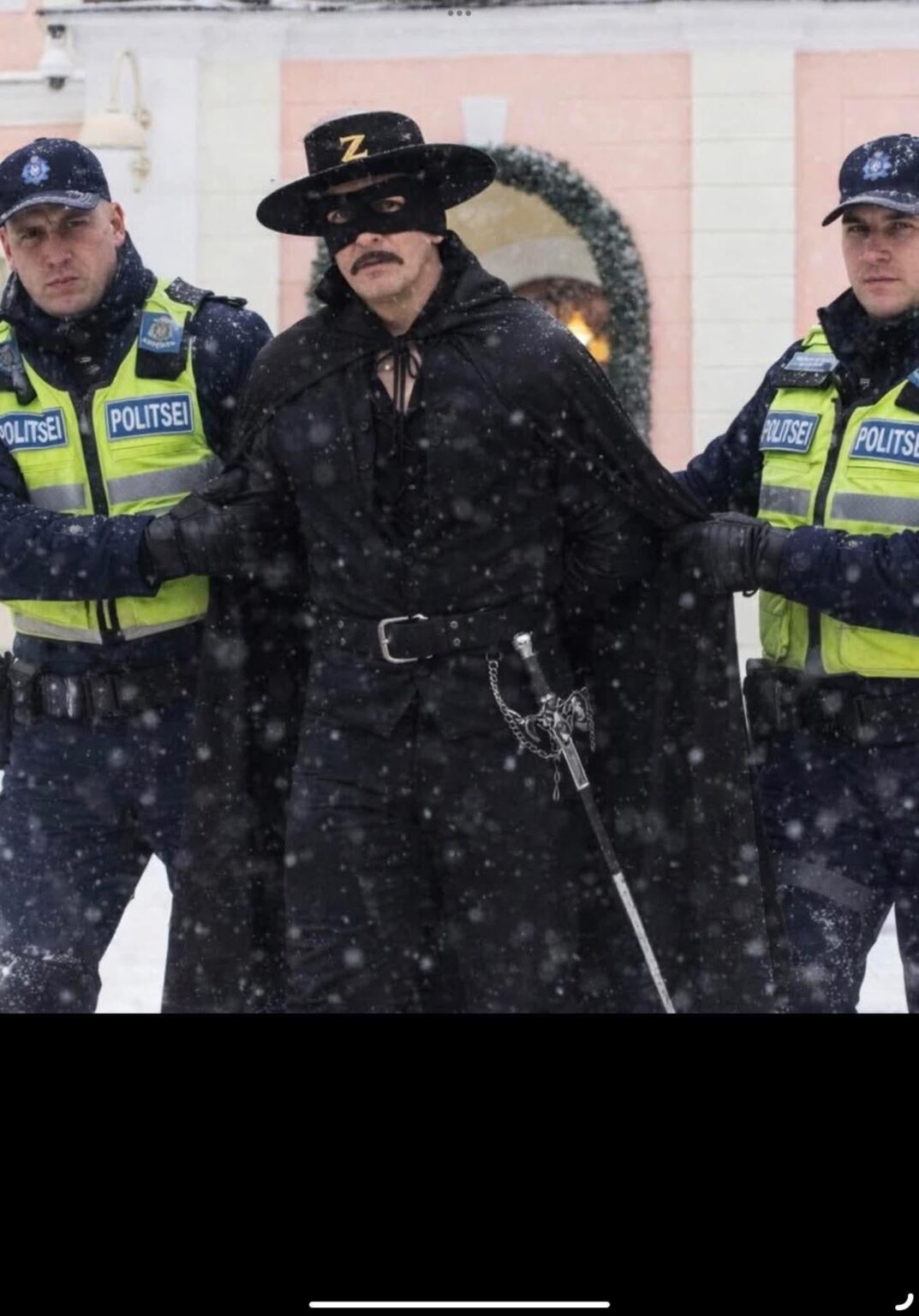 警察は、その行為でトーンペア城に「Z」の文字を塗りつけた男を逮捕した