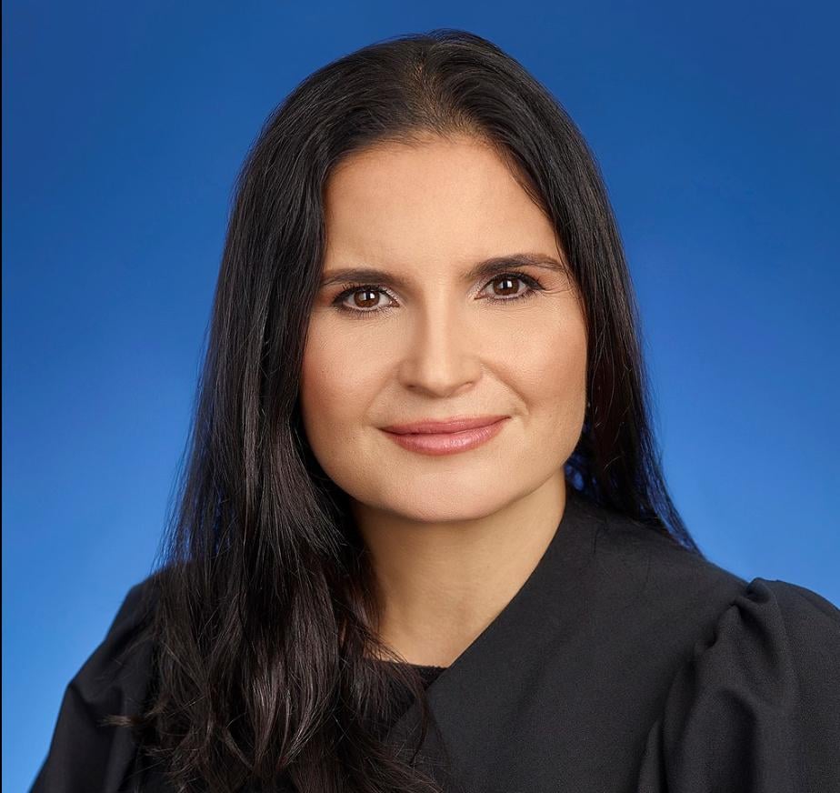 弁護士らはアイリーン・キャノン氏を裁判から外そうとし、彼女は何度もトランプ氏の追い詰められたと主張している