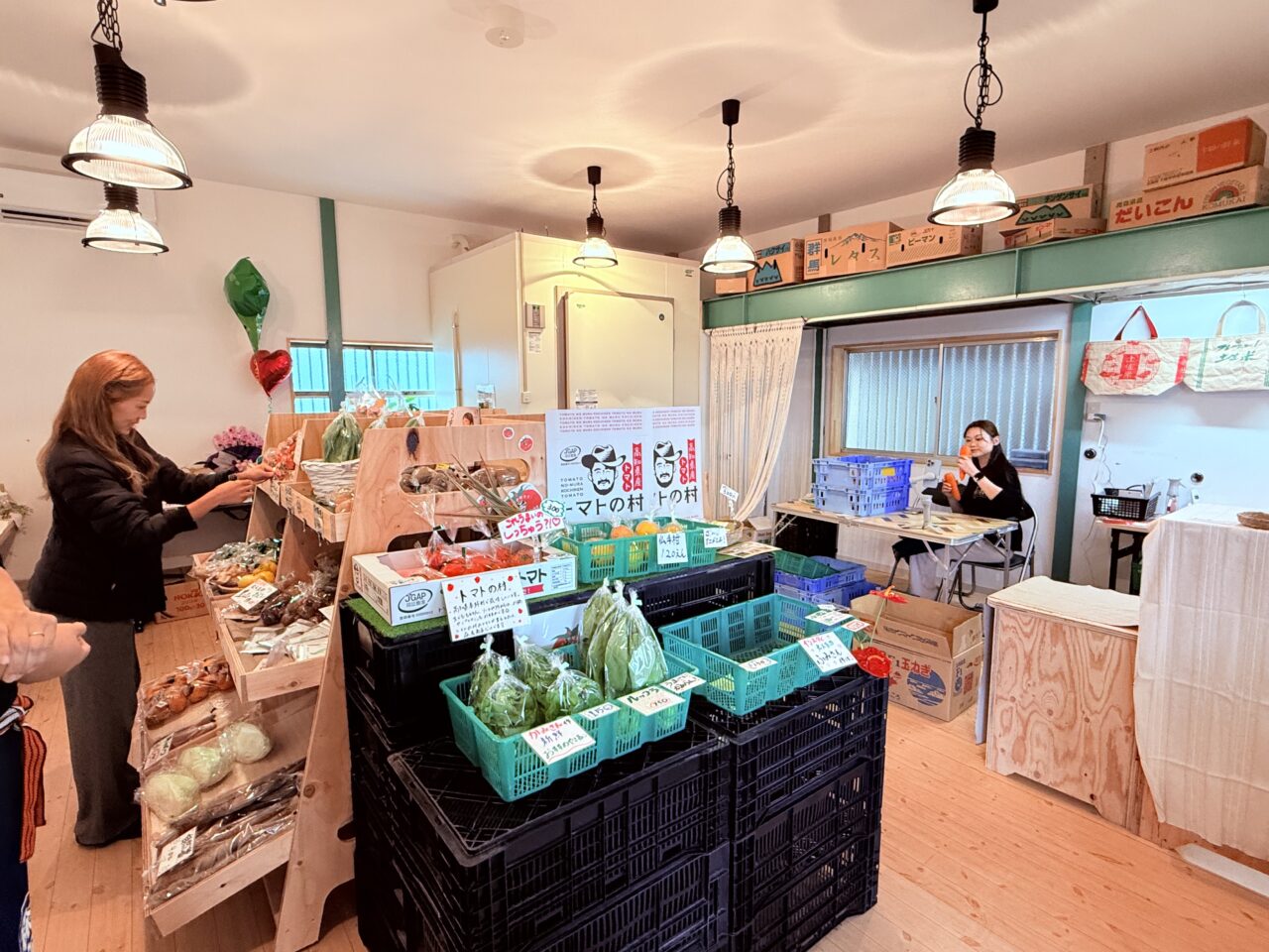 2025年10月20日に高知市高須にオープンした”ユニークな八百屋”「森尾商店」の店内の様子