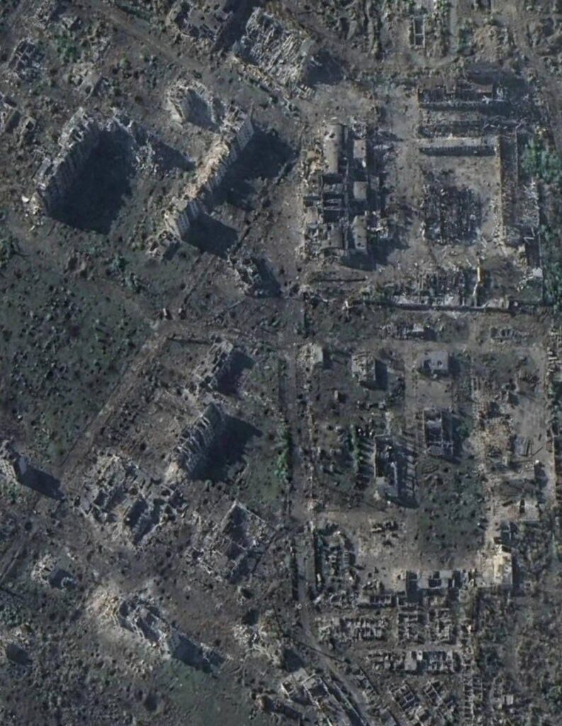 ドネツク州にある、廃墟となり完全に破壊されたウクライナの都市チャシフ・ヤルの衛星画像。人口は約 12,000 人でした。