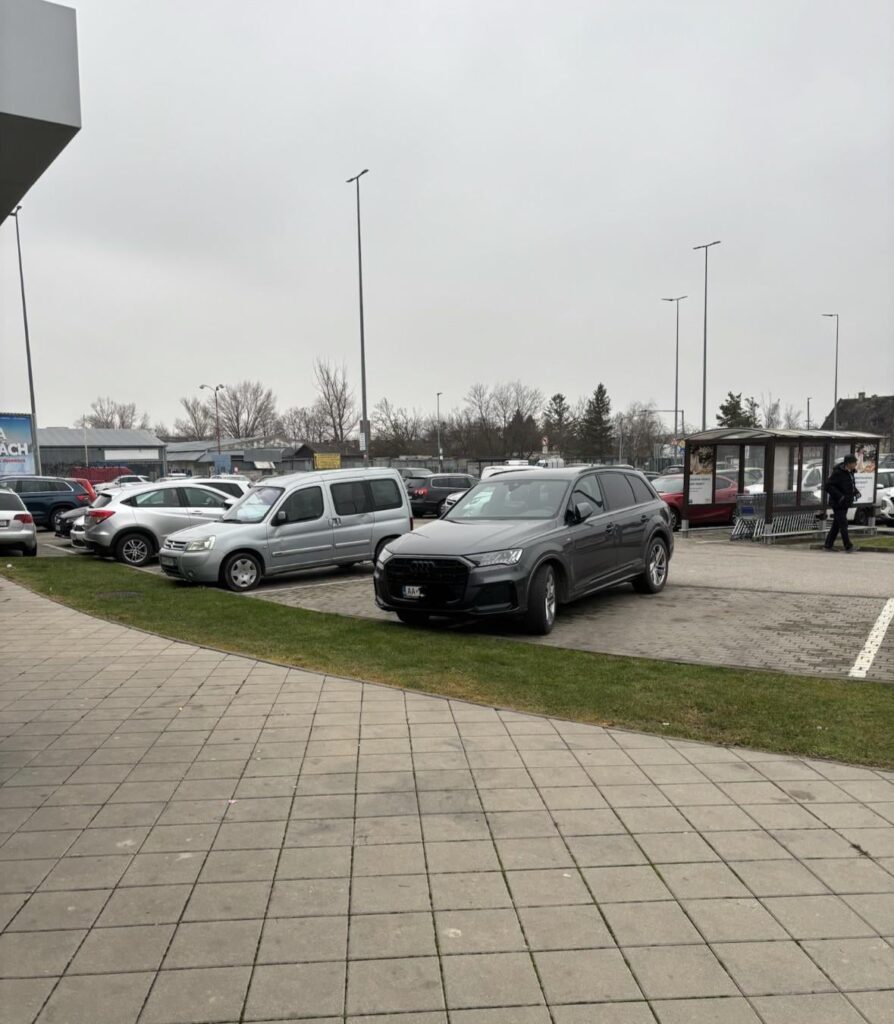 /rant 私は何度も読んだことがありますが（ここでも）、より高価な車の所有者は、安物のクソボックスに乗っている人がドアを壊さないように、2つのスペースにまたがって駐車します。この場合、駐車を正当化できる理由は何でしょうか?