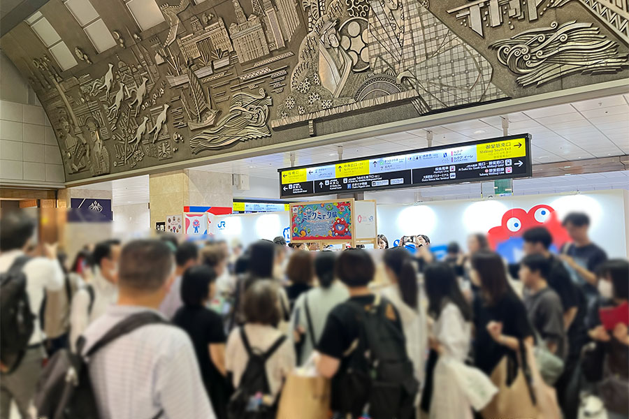 大阪駅で開催中の『世界のミャクミャク展』（10月2日・16時頃 Lmaga.jp撮影）