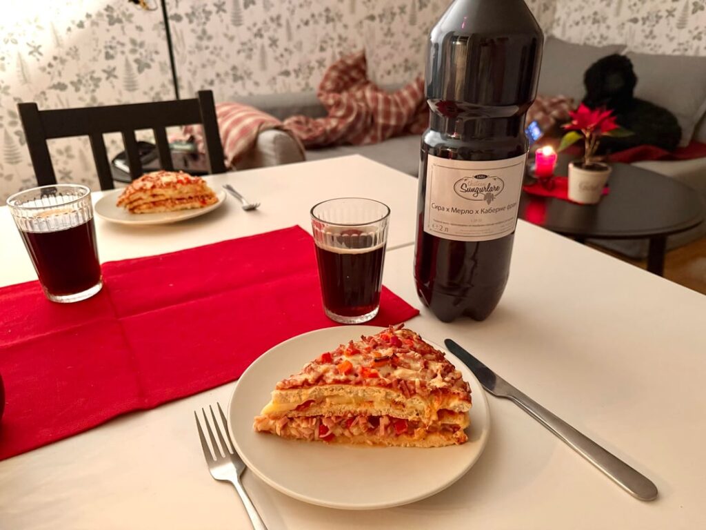 隣の国からメリークリスマス！ここでは伝統的なノルウェーのピザタワーでクリスマスを祝います。