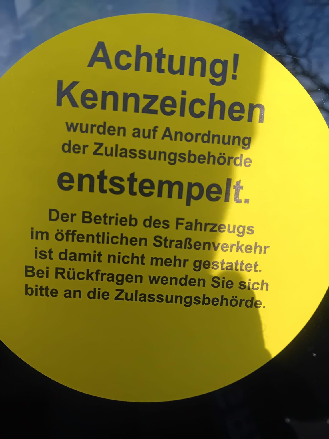 それは何ですか、なぜ車に取り付けられたのですか？