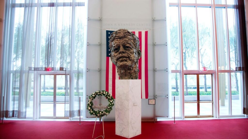 ケネディセンターの建物にトランプの名前が追加されたため、クリスマスイブのジャズコンサートは中止