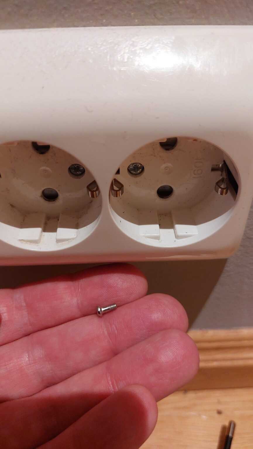 ELソケットのネジを更新