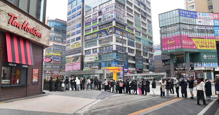 ティム·ホルトン、「ヴィンテージ·カナダ」感性河南美沙駅店「オープンラン」[写真=ティム·ホルトン提供]