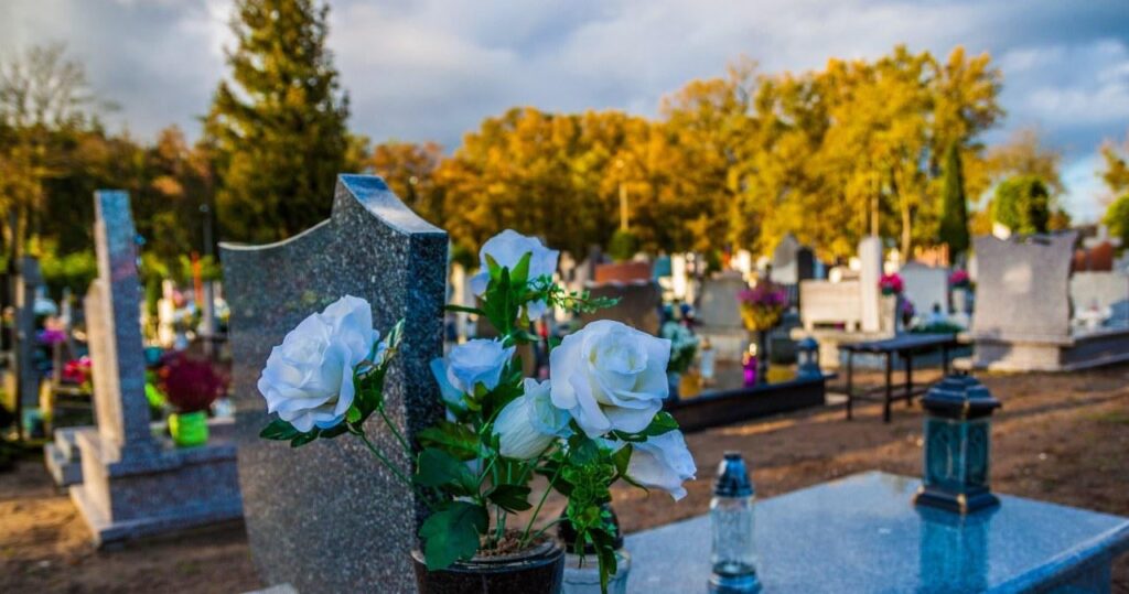 墓石の代わりに、記念の牧草地や森の中での儀式。葬儀革命が近づいている