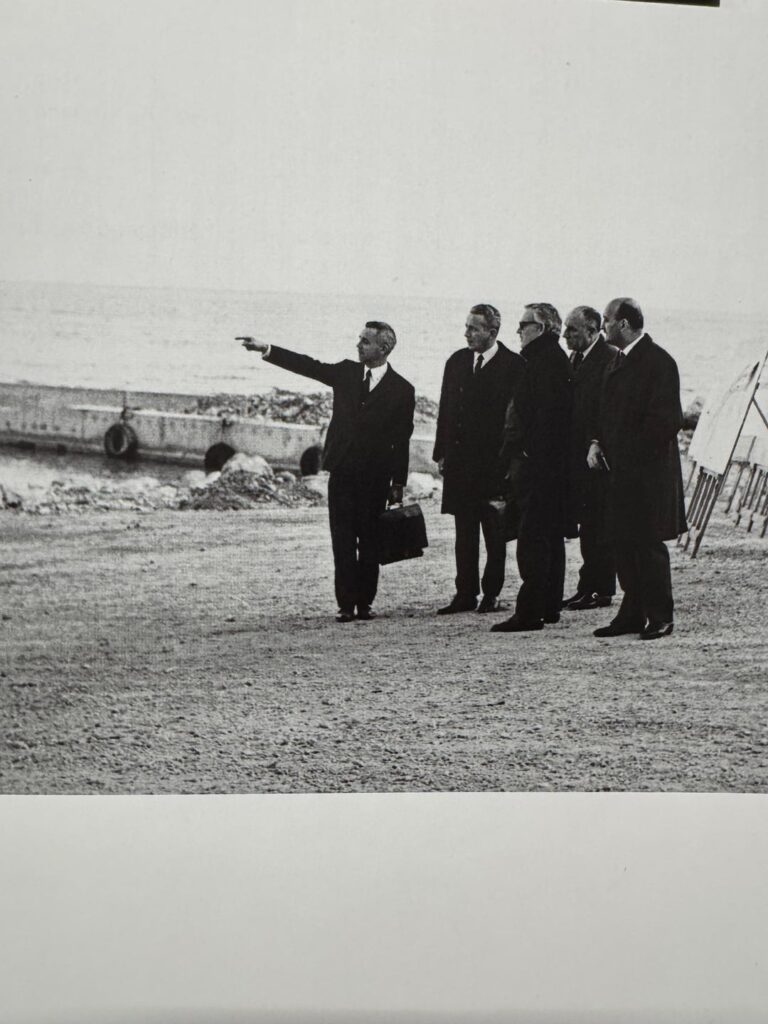 フォンヴィエイユの建設を監督する若きレーニエ 3 世