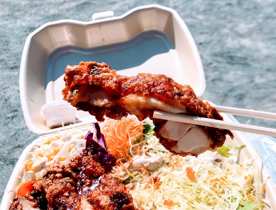 持ち上げると重みを感じる大きな唐揚げ