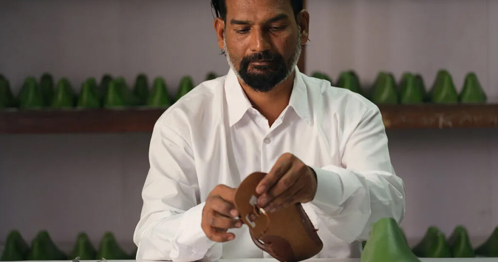 「プラダ」、インドで批判を受けたサンダルを現地生産へ　伝統工芸品とデザインが似ているとして - WWDJAPAN