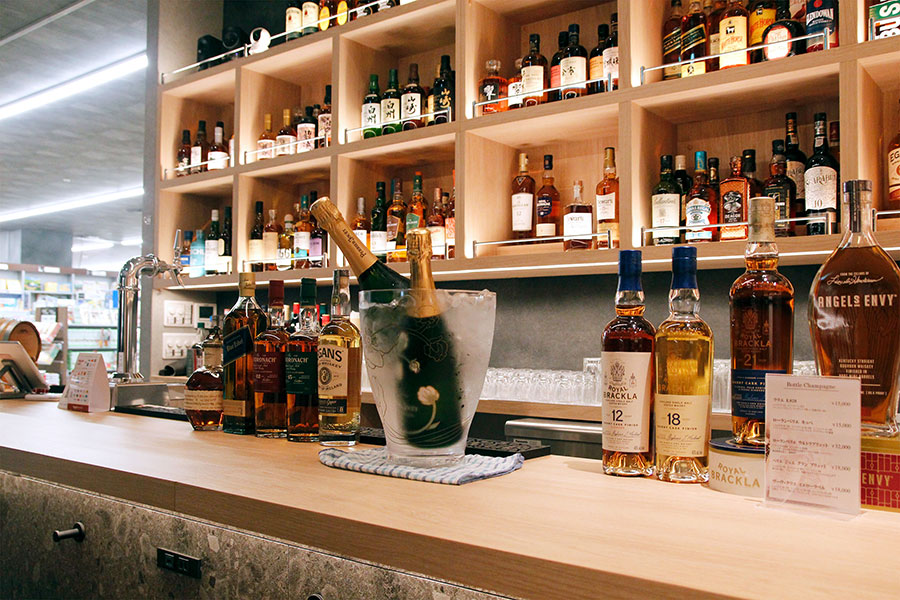 もちろんバーとしても本格派。お酒がずらり（写真提供＝NBG）