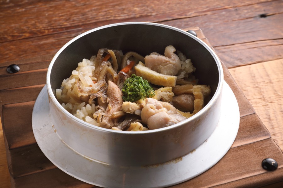 モモ肉の豊かなうま味が染み渡った鶏五目釜飯1,210円。