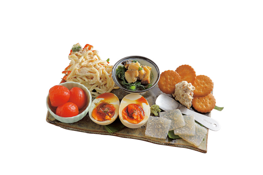 燻製味玉、クレソンのおひたしなど旬の美味が詰まった小料理盛り合わせ1,100円はボリューム満点！