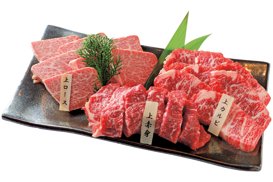 その日仕入れた中でも特に希少な部位を盛り合わせた上赤身肉盛450g13,750円は3～4人が満足できるボリューム。