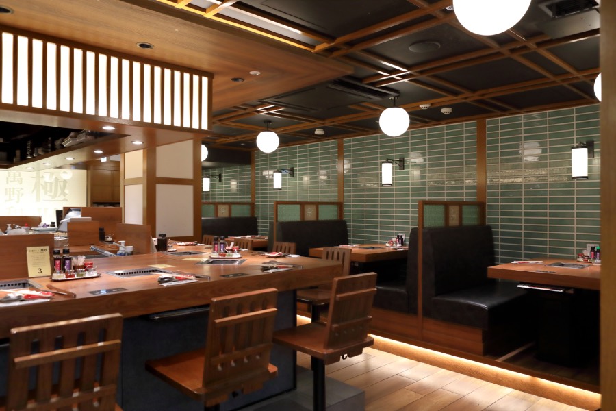 「やきにく萬野 ホワイティうめだ」店内